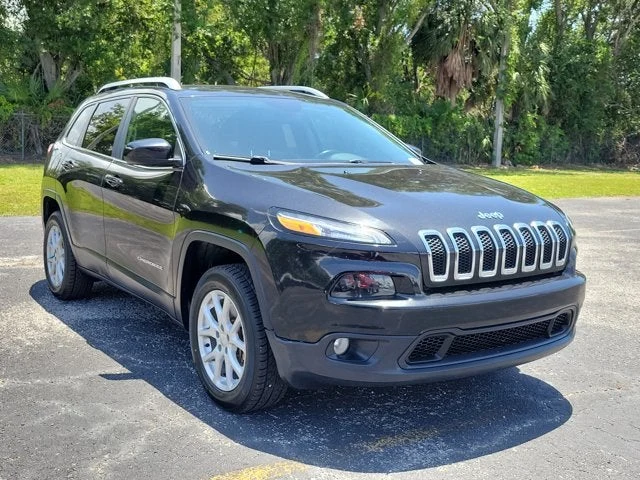 2016 Jeep Cherokee Latitude, Brilliant Black Crystal Pearlcoat, front three-quarter view