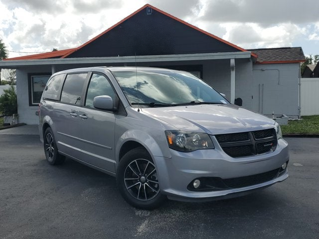 2017 Dodge Grand Caravan SXT, Billet Clearcoat, front three-quarter view