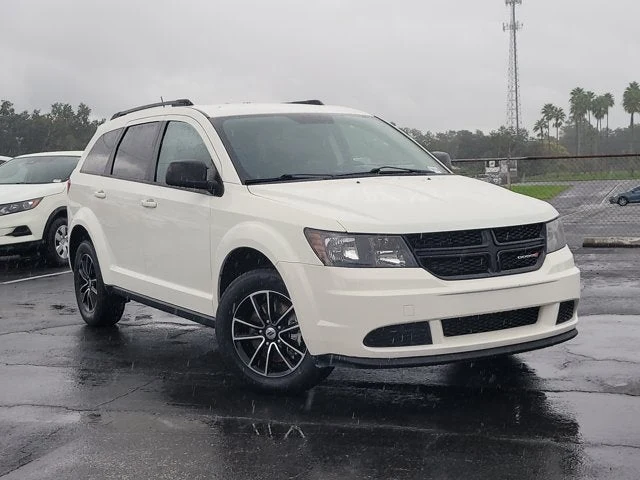 2018 Dodge Journey SE, Vice White, front three-quarter view