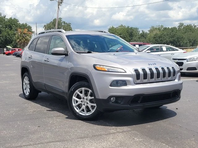2018 Jeep Cherokee Latitude Plus, Billet Silver Metallic Clearcoat, front three-quarter view
