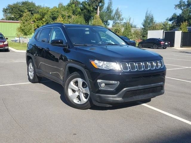 2020 Jeep Compass Latitude, Diamond Black Crystal Pearlcoat, front three-quarter view