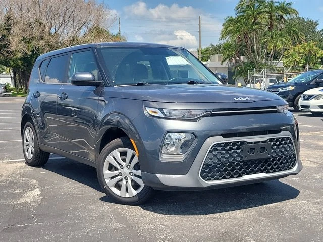 2022 Kia Soul LX, Gravity Gray, front three-quarter view
